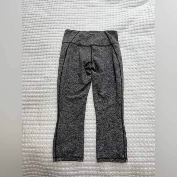Patagonia Woman’s Heather Grey Centered Yoga Crop Leggings - Picture 6 of 14